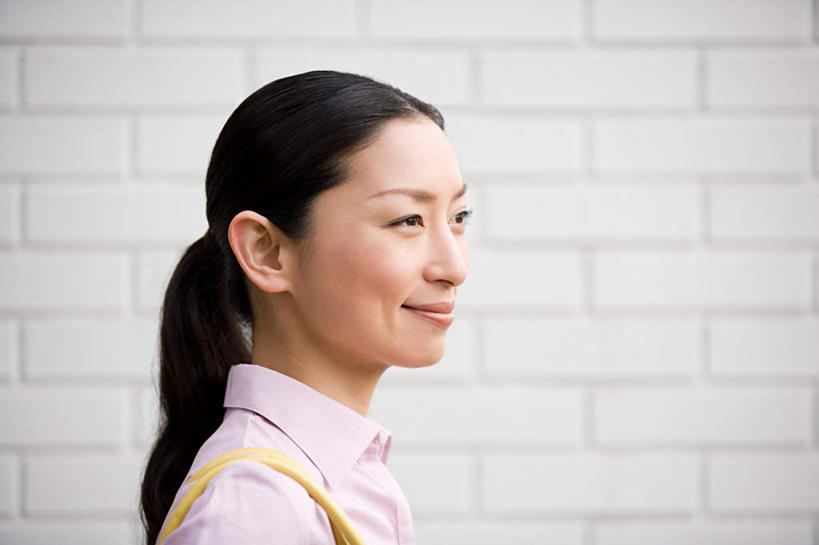 东方人,脸,头,脸颊,一个人,站,笑,微笑,横图,室外,特写,白天,侧面,亚洲,仅一个年轻女性,仅一个女性,仅一个人,服装,包,皮包,墙,注视,休闲装,黄种人,肩膀,墙壁,墙面,衣服,粉色,黄色,黑色,观察,看,站着,休闲,休闲服,服饰,观看,单肩包,察看,马尾辫,关注,年轻女性,女人,女性,亚洲人,头部,长发,直发,脸部,脸蛋,面部,站立,半身,彩图