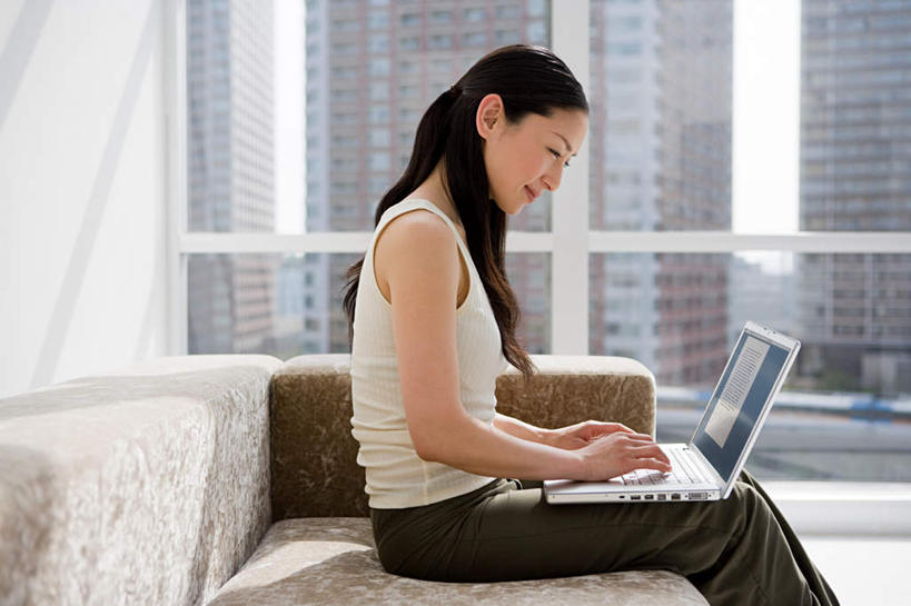 东方人,一个人,家,客厅,坐,笑,微笑,露齿笑,横图,室内,白天,侧面,电脑,笔记本电脑,窗户,沙发,亚洲,仅一个年轻女性,仅一个女性,仅一个人,敲打,阴影,服装,反射,网络,影子,房屋,墙,屋子,公寓,注视,休闲装,黄种人,输入,通讯设备,洋房,楼房,玻璃窗,墙壁,墙面,住宅,衣服,打字,观察,看,休闲,休闲服,服饰,观看,点击,一台,敲击,察看,无线,起居室,关注,通信设备,无线网络,布艺沙发,无线上网,便携式电脑,客堂,按键,手提电脑,年轻女性,女人,女性,亚洲人,坐着,半身,彩图,房子