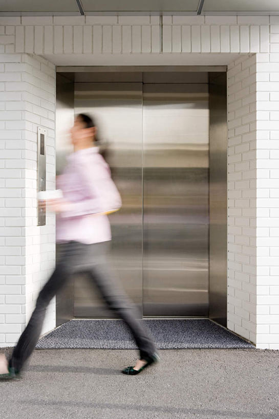 东方人,一个人,走,竖图,室内,白天,侧面,电梯,亚洲,仅一个年轻女性,仅一个女性,仅一个人,服装,朦胧,模糊,墙,运输工具,休闲装,黄种人,墙壁,墙面,衣服,休闲,休闲服,服饰,升降梯,年轻女性,女人,女性,亚洲人,步行,散步,走路,彩图,全身,升降设备