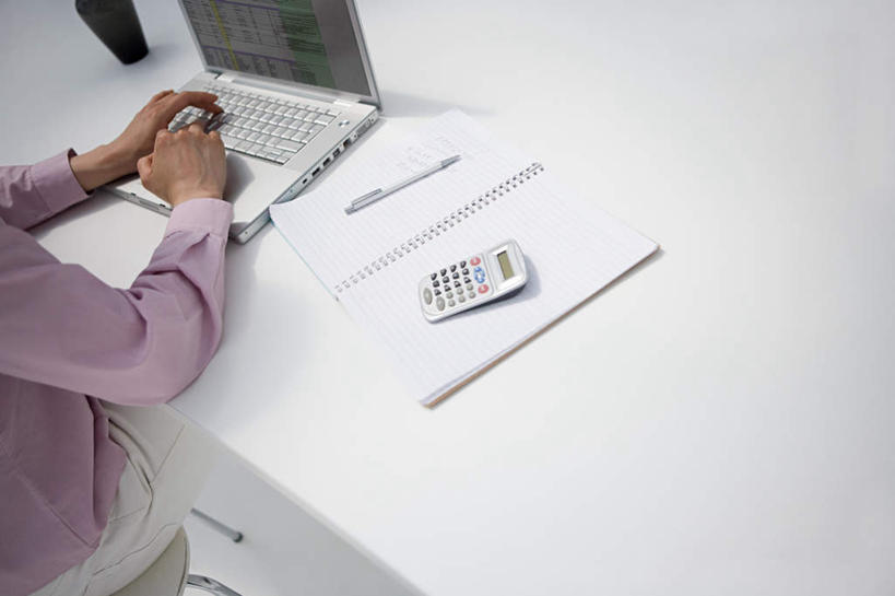 东方人,手,一个人,商务人士,商务女性,办公室,坐,横图,俯视,室内,白天,计算器,电脑,笔记本电脑,家具,桌子,亚洲,双手,仅一个年轻女性,仅一个女性,仅一个人,敲打,套装,计算,科学,网络,笔,材料,档案,文件,纸,办公桌,办公用品,黄种人,输入,通讯设备,水笔,文具,手稿,学习用品,资料,打字,手部,理财,财务,点击,一台,敲击,文具用品,证明,无线,数学,文档,通信设备,商务装,无线网络,无线上网,便携式电脑,工薪阶层,办公家具,按键,手提电脑,年轻女性,女人,女性,亚洲人,白领,上班族,坐着,半身,彩图,高角度拍摄