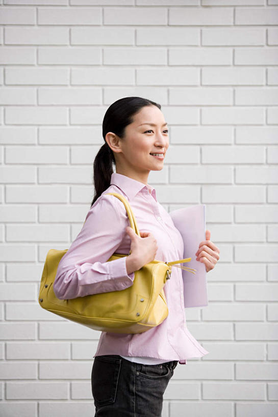 东方人,一个人,站,笑,微笑,露齿笑,竖图,室外,白天,侧面,亚洲,仅一个年轻女性,仅一个女性,仅一个人,握,服装,包,材料,档案,皮包,文件,纸,墙,拿,拿着,注视,休闲装,黄种人,墙壁,墙面,衣服,粉色,黄色,手稿,资料,观察,看,站着,休闲,休闲服,握着,服饰,观看,单肩包,证明,察看,关注,文档,年轻女性,女人,女性,亚洲人,站立,半身,彩图