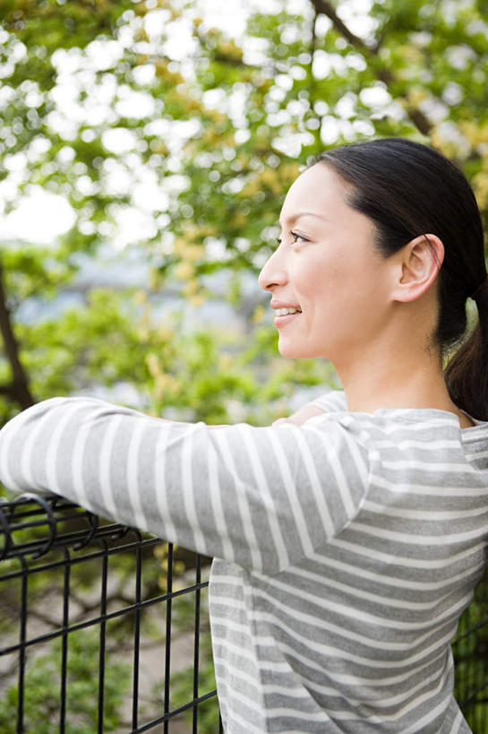 东方人,一个人,栏杆,站,笑,微笑,露齿笑,竖图,室外,白天,侧面,植物,亚洲,仅一个年轻女性,仅一个女性,仅一个人,服装,朦胧,模糊,围栏,注视,休闲装,黄种人,护栏,树,树木,衣服,绿色,自然,观察,看,站着,休闲,休闲服,搭,服饰,生长,成长,观看,察看,搭着,关注,年轻女性,女人,女性,亚洲人,站立,半身,彩图