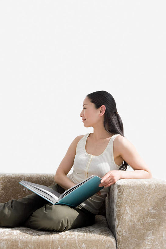 东方人,一个人,客厅,坐,竖图,室内,白天,正面,看书,阅读,沙发,书籍,亚洲,仅一个年轻女性,仅一个女性,仅一个人,握,学习,阴影,服装,反射,影子,墙,拿,拿着,扭头,注视,休闲装,黄种人,墙壁,墙面,衣服,书本,观察,看,转头,休闲,休闲服,读书,浏览,握着,服饰,观看,察看,起居室,关注,布艺沙发,客堂,年轻女性,女人,女性,亚洲人,书,图书,坐着,半身,彩图