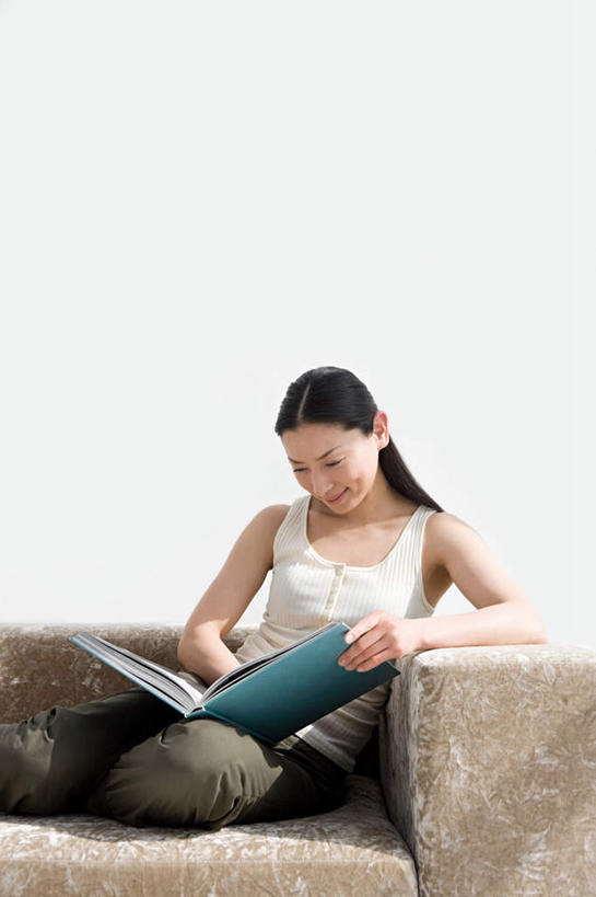 东方人,一个人,客厅,坐,竖图,室内,白天,正面,看书,阅读,沙发,书籍,亚洲,仅一个年轻女性,仅一个女性,仅一个人,握,学习,阴影,服装,反射,影子,墙,拿,拿着,注视,休闲装,黄种人,墙壁,墙面,衣服,书本,观察,看,休闲,休闲服,读书,浏览,握着,服饰,观看,察看,起居室,关注,布艺沙发,客堂,年轻女性,女人,女性,亚洲人,书,图书,坐着,半身,彩图