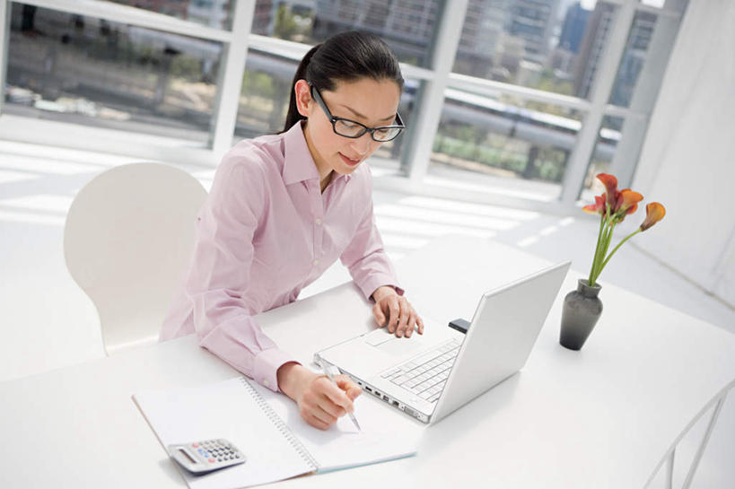 东方人,一个人,商务人士,商务女性,办公室,家,坐,打电话,横图,俯视,室内,白天,纯洁,智慧,电脑,笔记本电脑,窗户,家具,桌子,马蹄莲,电话,花瓶,手机,亚洲,仅一个年轻女性,仅一个女性,仅一个人,敲打,套装,艺术,装饰,盛开,网络,眼镜,办公桌,房屋,墙,屋子,公寓,花蕾,注视,黄种人,文化,输入,通讯设备,洋房,楼房,玻璃窗,墙壁,墙面,住宅,玻璃制品,花,花瓣,花朵,鲜花,虔诚,插花,玻璃瓶,瓶子,花苞,花蕊,打字,观察,看,观看,希望,优雅,点击,华丽,修饰,一台,敲击,插花艺术,点缀,察看,创造,无线,高贵,关注,创作,通信设备,商务装,无线网络,近视眼镜,想象,无线上网,便携式电脑,工薪阶层,纯净,马蹄兰,办公家具,博爱,永恒,尊贵,高洁,慈菇花,衬托,美观,雅致,雅观,交流,圣洁,水芋,水芋马,按键,手提电脑,年轻女性,女人,女性,亚洲人,白领,上班族,沟通,通话,坐着,半身,彩图,高角度拍摄,房子