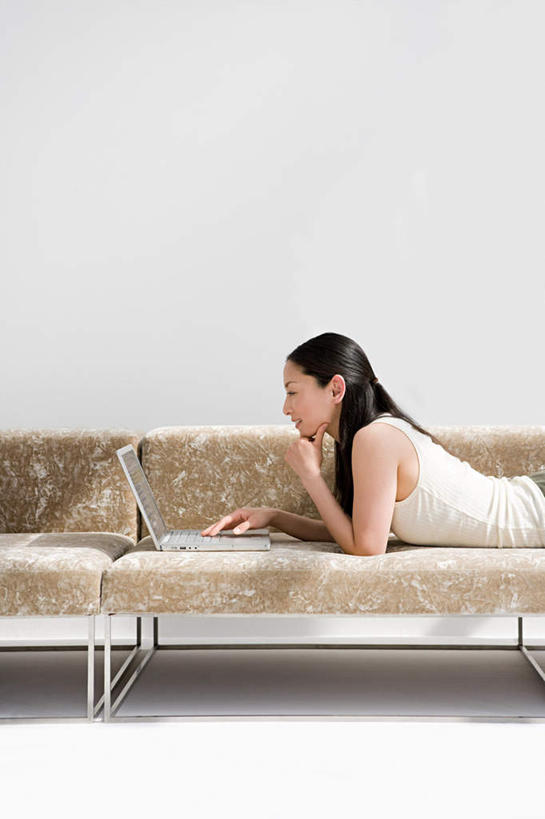东方人,一个人,竖图,室内,白天,侧面,电脑,笔记本电脑,沙发,亚洲,仅一个年轻女性,仅一个女性,仅一个人,敲打,服装,网络,墙,注视,休闲装,黄种人,输入,通讯设备,墙壁,墙面,衣服,打字,观察,看,趴着,休闲,休闲服,服饰,观看,点击,一台,敲击,察看,无线,关注,通信设备,无线网络,布艺沙发,无线上网,便携式电脑,按键,手提电脑,年轻女性,女人,女性,亚洲人,趴,半身,彩图
