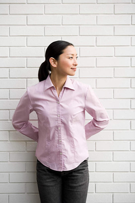 东方人,一个人,站,竖图,室外,白天,正面,衬衫,亚洲,仅一个年轻女性,仅一个女性,仅一个人,瓷砖,墙,扭头,注视,黄种人,墙壁,墙面,粉色,观察,看,站着,转头,观看,察看,关注,背手,年轻女性,女人,女性,亚洲人,站立,半身,彩图,衬衣