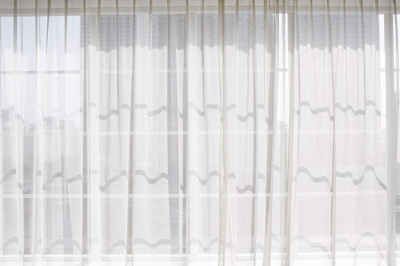 无人,横图,室内,特写,白天,正面,窗户,窗帘,静物,阴影,花纹,装饰,反射,纹路,图案,纹理,影子,墙,玻璃窗,墙壁,墙面,白色,帘子,遮阳,华丽,修饰,点缀,肌理,衬托,美观,雅致,雅观,彩图