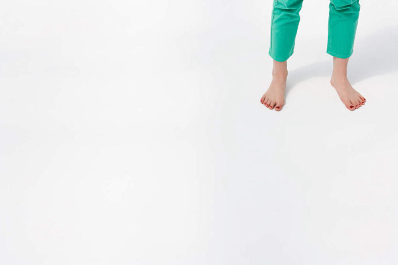 东方人,腿部,脚,脚趾,脚趾甲,腿,一个人,站,横图,俯视,室内,白天,白色背景,亚洲,仅一个年轻女性,仅一个女性,仅一个人,阴影,裤子,反射,影子,黄种人,光脚,绿色,站着,赤脚,摄影,影棚,年轻女性,女人,女性,亚洲人,脚指甲,站立,半身,彩图,高角度拍摄,影棚拍摄,拍摄