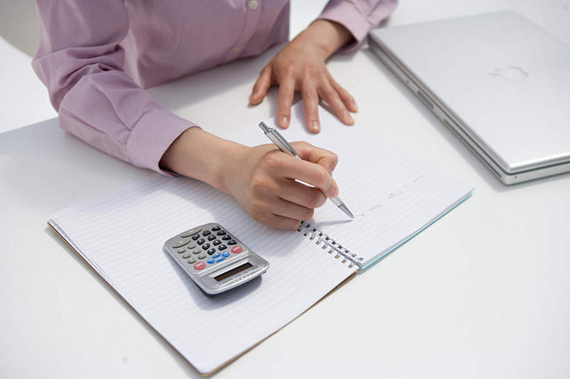 东方人,手,一个人,商务人士,商务女性,办公室,坐,横图,俯视,室内,特写,白天,计算器,家具,桌子,亚洲,双手,仅一个年轻女性,仅一个女性,仅一个人,握,阴影,套装,反射,计算,科学,笔,材料,档案,文件,影子,纸,办公桌,办公用品,拿,拿着,黄种人,水笔,文具,一个,手稿,学习用品,资料,手部,握着,理财,财务,单个,文具用品,证明,一支,书写,数学,文档,商务装,工薪阶层,办公家具,誊写,年轻女性,女人,女性,亚洲人,白领,上班族,坐着,半身,彩图,高角度拍摄