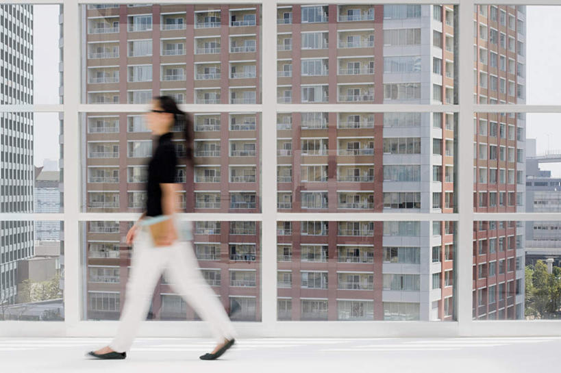 东方人,一个人,家,走,横图,室内,白天,侧面,植物,窗户,亚洲,仅一个年轻女性,仅一个女性,仅一个人,服装,朦胧,模糊,房屋,墙,屋子,公寓,休闲装,黄种人,洋房,楼房,玻璃窗,墙壁,墙面,住宅,树,树木,衣服,绿色,白色,黑色,自然,休闲,休闲服,服饰,生长,成长,年轻女性,女人,女性,亚洲人,步行,散步,走路,彩图,全身,房子