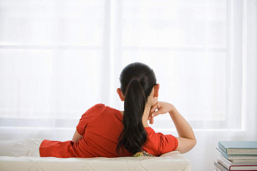 东方人,一个人,客厅,坐,横图,室内,白天,窗户,沙发,书籍,亚洲,仅一个年轻女性,仅一个女性,仅一个人,一堆,撑,堆叠,堆积,服装,墙,托腮,休闲装,黄种人,玻璃窗,墙壁,墙面,背面,衣服,红色,托,休闲,休闲服,服饰,堆,起居室,托下巴,布艺沙发,客堂,年轻女性,女人,女性,亚洲人,书,图书,坐着,半身,彩图