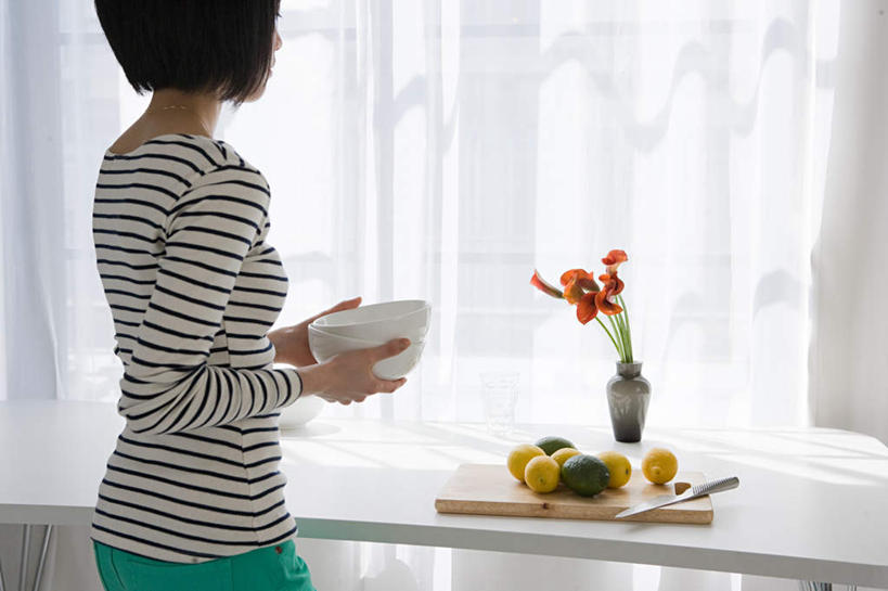 东方人,一个人,站,横图,室内,白天,纯洁,智慧,窗户,窗帘,马蹄莲,柠檬,花瓶,水果,金属制品,亚洲,仅一个年轻女性,仅一个女性,仅一个人,一把,握,服装,新鲜,艺术,装饰,盛开,金属,工具,陶瓷,墙,生食,食品,果实,案板,刀具,陶瓷制品,拿,花蕾,拿着,休闲装,黄种人,文化,玻璃窗,墙壁,墙面,玻璃制品,砧板,花,花瓣,花朵,鲜花,食物,虔诚,背面,衣服,白色,插花,帘子,玻璃瓶,瓶子,容器,碗,刀,花苞,花蕊,站着,休闲,休闲服,遮阳,握着,服饰,有机食品,绿色食品,希望,储藏,优雅,华丽,修饰,插花艺术,点缀,创造,储存,高贵,菜刀,创作,想象,纯净,马蹄兰,博爱,永恒,尊贵,高洁,慈菇花,衬托,美观,雅致,雅观,切菜刀,圣洁,水芋,水芋马,年轻女性,女人,女性,亚洲人,益母果,柠果,站立,半身,彩图,贮存