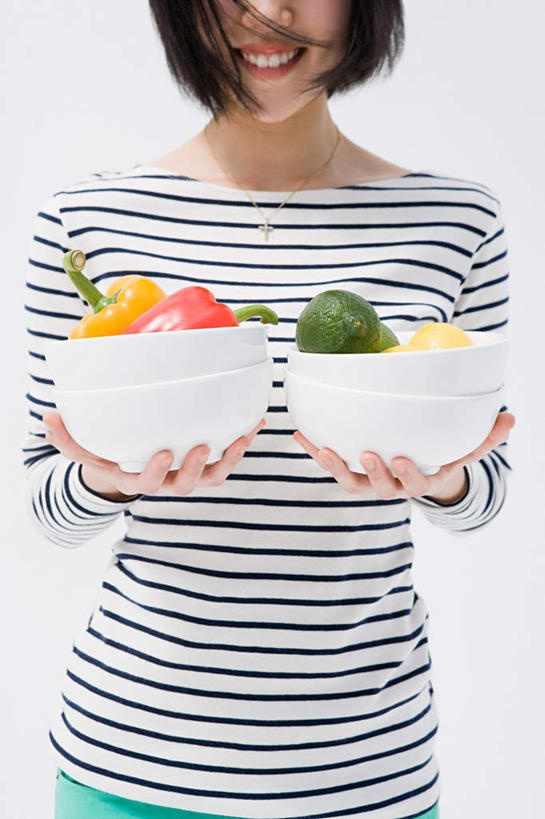 东方人,一个人,站,捧,笑,微笑,露齿笑,竖图,室内,白天,白色背景,正面,辣椒,蔬菜,亚洲,仅一个年轻女性,仅一个女性,仅一个人,一堆,堆叠,堆积,条纹,服装,新鲜,陶瓷,食品,陶瓷制品,休闲装,黄种人,食物,两个,衣服,容器,碗,酪梨,站着,休闲,休闲服,鳄梨,摄影,服饰,有机食品,绿色食品,影棚,储藏,堆,油梨,储存,彩椒,辣角,红海椒,大椒,辣虎,广椒,樟梨,年轻女性,女人,女性,亚洲人,牛油果,甜椒,柿子椒,辣子,海椒,番椒,灯笼椒,端,端着,捧着,手捧,站立,半身,彩图,影棚拍摄,拍摄,贮存