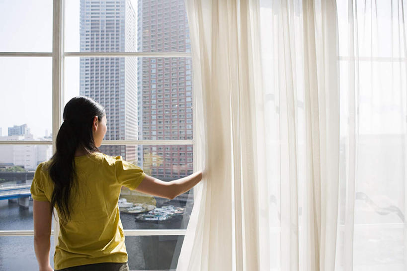 东方人,一个人,家,站,横图,室内,白天,窗户,窗帘,亚洲,仅一个年轻女性,仅一个女性,仅一个人,握,服装,装饰,房屋,墙,屋子,公寓,拿,拿着,休闲装,黄种人,洋房,楼房,玻璃窗,墙壁,墙面,住宅,背面,衣服,黄色,帘子,站着,休闲,休闲服,遮阳,握着,服饰,华丽,修饰,点缀,衬托,美观,雅致,雅观,年轻女性,女人,女性,亚洲人,站立,半身,彩图,房子