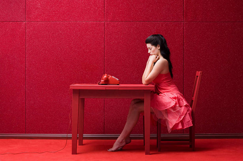 西方人,一个人,坐,打电话,横图,室内,白天,侧面,裙子,桌面,桌子,电话,椅子,欧洲,欧洲人,仅一个年轻女性,仅一个女性,仅一个人,撑,红色背景,连衣裙,木制,木椅,墙,托腮,注视,通讯设备,墙壁,墙面,红色,话筒,木制品,观察,看,托,电话线,摄影,影棚,观看,察看,固定电话,关注,托下巴,交流,年轻女性,女人,女性,白种人,电话机,沟通,通话,坐着,彩图,全身,影棚拍摄,拍摄