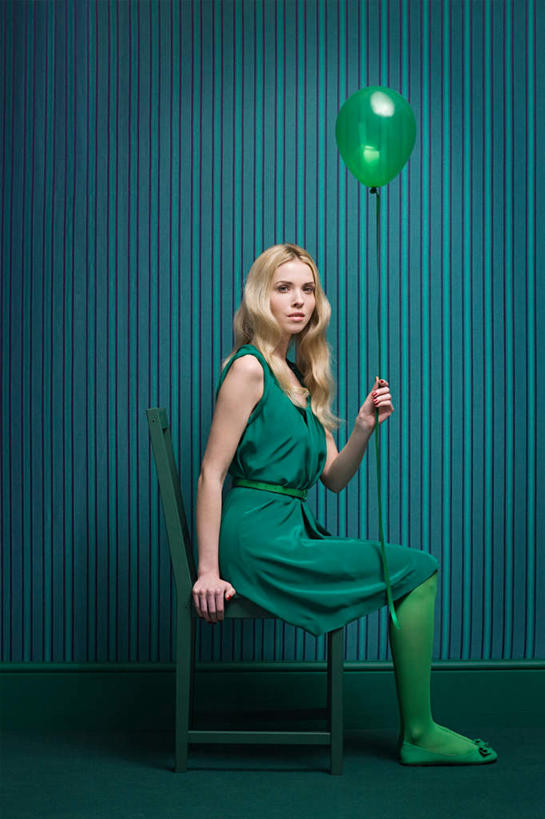 西方人,一个人,坐,竖图,室内,白天,侧面,裙子,椅子,欧洲,欧洲人,仅一个年轻女性,仅一个女性,仅一个人,握,绿色背景,连衣裙,装饰,塑料,木椅,拿,拿着,扭头,注视,袜子,一个,绿色,气球,塑料制品,观察,看,转头,橡胶,握着,摄影,影棚,单个,观看,长袜,华丽,修饰,点缀,察看,关注,橡胶制品,长筒袜,衬托,美观,雅致,雅观,长统袜,年轻女性,女人,女性,白种人,坐着,彩图,全身,影棚拍摄,拍摄