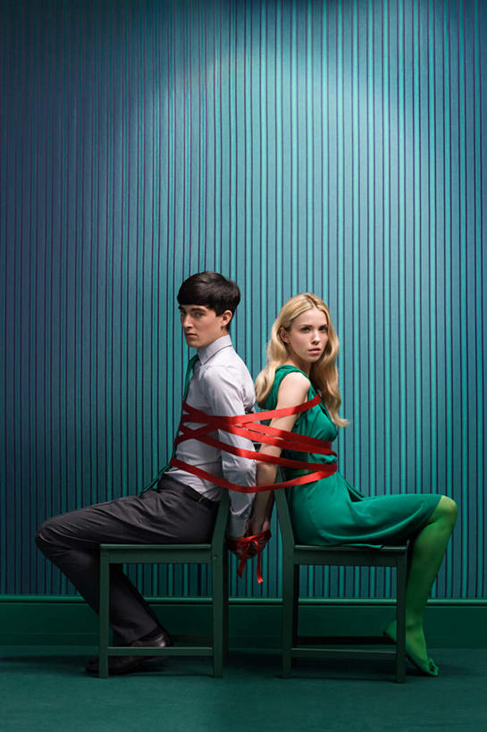 西方人,两个人,坐,竖图,室内,白天,侧面,裙子,爱情,安全,椅子,欧洲,欧洲人,阴影,蓝色背景,连衣裙,服装,反射,丝绸,丝带,影子,木椅,缎带,浪漫,扭头,依靠,注视,绸带,衣服,观察,看,倚靠,转头,背靠背,温暖,温馨,恩爱,背对背,恋人,摄影,服饰,影棚,观看,和睦,察看,衣着,绑扎,穿着,关注,衣饰,信任,男人,男性,年轻男性,年轻女性,女人,女性,白种人,情侣,坐着,彩图,全身,影棚拍摄,拍摄,伴侣,融洽