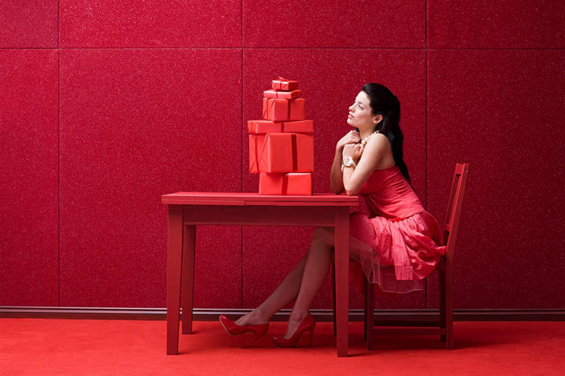 西方人,一个人,坐,横图,室内,白天,侧面,高跟鞋,裙子,时尚,桌面,桌子,礼盒,礼物,鞋子,椅子,欧洲,欧洲人,仅一个年轻女性,仅一个女性,仅一个人,撑,红色背景,连衣裙,木制,纸盒,木椅,墙,托腮,注视,袜子,墙壁,墙面,盒子,红色,包装盒,木制品,礼品盒,观察,看,托,摄影,礼品,影棚,观看,长袜,察看,关注,时髦,托下巴,长筒袜,时兴,长统袜,年轻女性,女人,女性,白种人,坐着,彩图,全身,影棚拍摄,拍摄