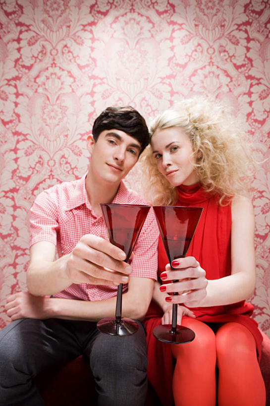 红酒,葡萄酒,西方人,两个人,坐,笑,微笑,露齿笑,竖图,室内,白天,正面,衬衫,裙子,爱情,壁纸,杯子,欧洲,欧洲人,握,连衣裙,庆祝,装饰,高脚杯,墙,红酒杯,酒类,两杯,浪漫,拿,拿着,注视,墙壁,墙面,玻璃制品,酒,饮料,红色,酒杯,干杯,观察,看,碰杯,温暖,温馨,红葡萄酒,恩爱,交际,友好,握着,恋人,摄影,影棚,观看,华丽,修饰,庆贺,点缀,和睦,察看,葡萄酒杯,关注,礼仪,敬酒,劝酒,衬托,美观,雅致,雅观,男人,男性,年轻男性,年轻女性,女人,女性,白种人,情侣,玻璃杯,墙纸,坐着,半身,彩图,影棚拍摄,衬衣,拍摄,伴侣,融洽