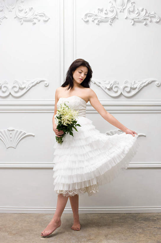 西方人,一个人,新娘,站,竖图,室内,白天,正面,婚纱,婚礼,快乐,欧洲,欧洲人,仅一个年轻女性,仅一个女性,仅一个人,握,庆祝,装饰,盛开,雕刻,捧花,手捧花,墙,结婚,拿,花蕾,拿着,注视,墙壁,墙面,花,花瓣,花朵,鲜花,白色,花束,花苞,花蕊,观察,看,站着,喜庆,握着,观看,纪念,华丽,修饰,点缀,察看,关注,衬托,美观,雅致,雅观,雕镂,雕琢,镌刻,婚礼捧花,年轻女性,女人,女性,白种人,抬头,仰头,站立,彩图,全身,婚礼服,礼服,高兴