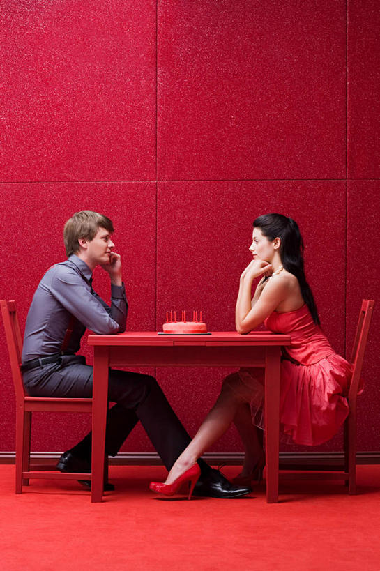 点心,西方人,两个人,坐,竖图,室内,白天,侧面,裙子,爱情,桌面,桌子,蜡烛,椅子,欧洲,欧洲人,撑,阴影,红色背景,连衣裙,光线,木制,火焰,影子,烛光,木椅,墙,食品,浪漫,燃烧,托腮,注视,文化,相视,墙壁,墙面,食物,糕点,红色,木制品,生日蛋糕,点燃,观察,看,祈祷,托,温暖,温馨,面对面,恩爱,许愿,恋人,摄影,影棚,观看,纪念,对视,祈求,和睦,察看,互视,关注,托下巴,相对,相看,平安,男人,男性,年轻男性,年轻女性,女人,女性,白种人,情侣,坐着,彩图,全身,影棚拍摄,拍摄,伴侣,融洽,蛋糕