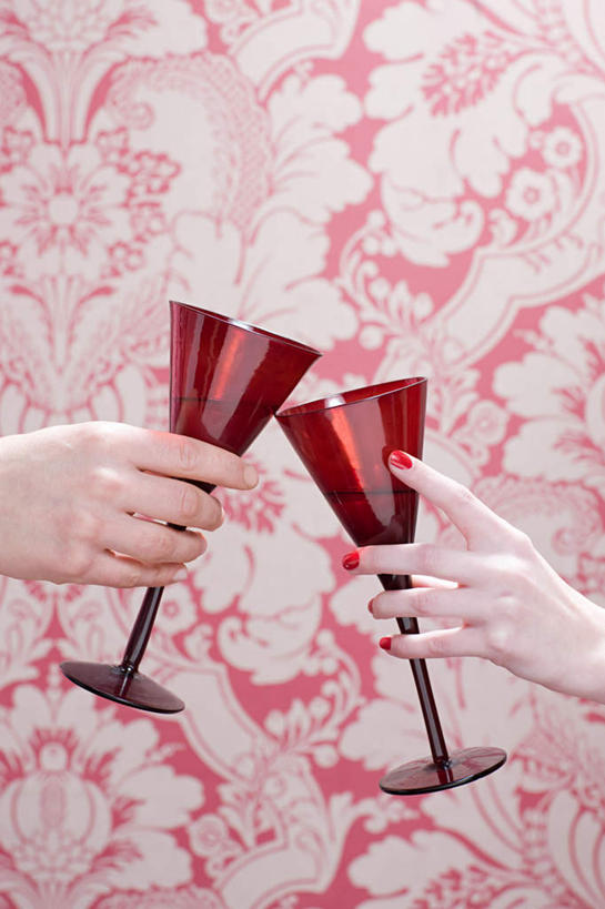 红酒,葡萄酒,西方人,手,两个人,竖图,室内,特写,白天,侧面,爱情,壁纸,杯子,欧洲,欧洲人,双手,握,庆祝,装饰,高脚杯,墙,红酒杯,酒类,两杯,浪漫,拿,指甲油,拿着,墙壁,墙面,玻璃制品,酒,饮料,酒杯,干杯,碰杯,温暖,温馨,手部,红葡萄酒,恩爱,交际,友好,握着,恋人,摄影,影棚,华丽,修饰,庆贺,点缀,和睦,葡萄酒杯,礼仪,敬酒,劝酒,衬托,美观,雅致,雅观,男人,男性,年轻男性,年轻女性,女人,女性,白种人,情侣,玻璃杯,墙纸,半身,彩图,影棚拍摄,拍摄,伴侣,融洽