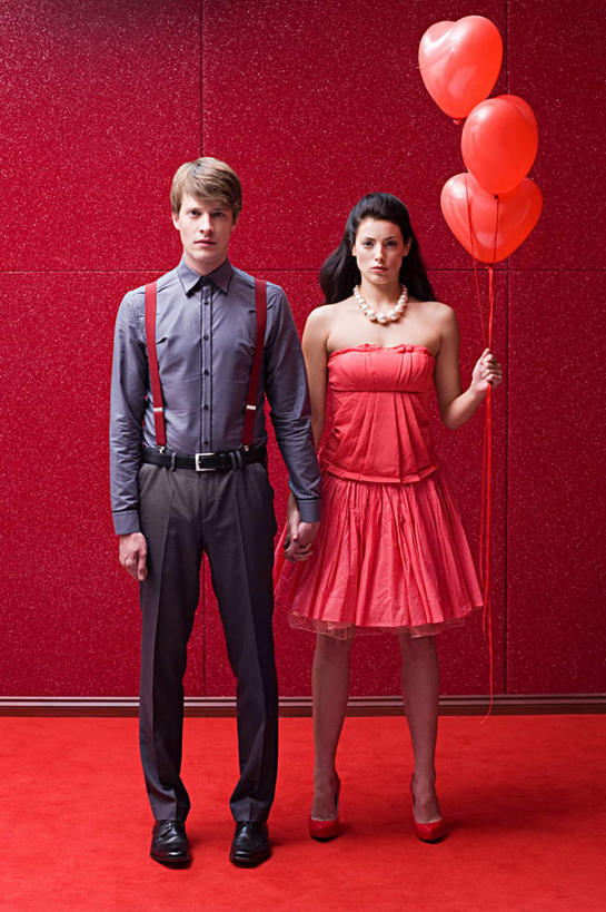 西方人,两个人,站,握手,竖图,室内,白天,正面,衬衫,裙子,爱情,欧洲,欧洲人,握,红色背景,连衣裙,服装,爱心,装饰,塑料,浪漫,拿,拿着,注视,三个,衣服,红色,气球,塑料制品,观察,看,站着,温暖,温馨,心形,橡胶,恩爱,握着,恋人,摄影,服饰,影棚,观看,华丽,修饰,点缀,和睦,察看,衣着,穿着,关注,橡胶制品,衬托,美观,雅致,雅观,衣饰,男人,男性,年轻男性,年轻女性,女人,女性,白种人,心型,情侣,搀手,拉手,手搀手,手拉手,手牵手,手握手,站立,彩图,全身,影棚拍摄,衬衣,拍摄,伴侣,融洽