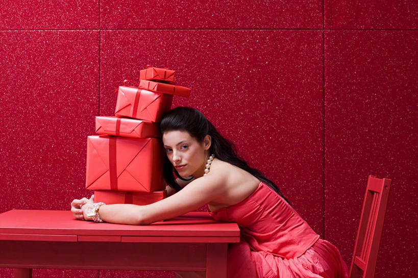 西方人,一个人,坐,横图,室内,白天,侧面,裙子,桌面,桌子,礼盒,礼物,椅子,欧洲,欧洲人,仅一个年轻女性,仅一个女性,仅一个人,一堆,握,堆叠,堆积,红色背景,连衣裙,木制,纸盒,木椅,墙,拿,拿着,扭头,注视,墙壁,墙面,盒子,红色,包装盒,木制品,礼品盒,观察,看,转头,握着,摄影,礼品,影棚,观看,堆,察看,关注,年轻女性,女人,女性,白种人,坐着,半身,彩图,影棚拍摄,拍摄