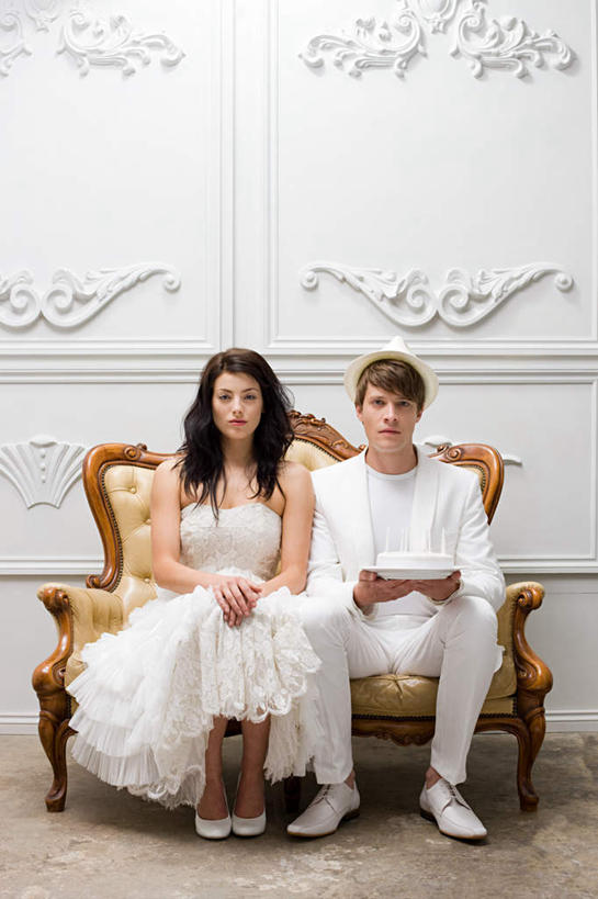 点心,西方人,两个人,家庭,夫妻,新娘,新郎,坐,竖图,室内,白天,正面,婚纱,西装,爱情,婚礼,快乐,蜡烛,椅子,欧洲,欧洲人,握,阴影,套装,正装,庆祝,装饰,光线,雕刻,火焰,影子,烛光,墙,食品,结婚,浪漫,燃烧,拿,拿着,注视,职业装,文化,墙壁,墙面,食物,糕点,白色,生日蛋糕,点燃,观察,看,祈祷,温暖,温馨,喜庆,一家人,恩爱,握着,许愿,恋人,观看,纪念,华丽,修饰,祈求,点缀,和睦,察看,关注,衬托,美观,雅致,雅观,雕镂,雕琢,镌刻,平安,男人,男性,年轻男性,年轻女性,女人,女性,白种人,年轻人,夫妇,情侣,坐着,彩图,全身,婚礼服,礼服,高兴,伴侣,融洽,蛋糕