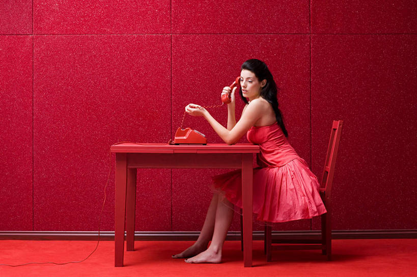 西方人,一个人,坐,打电话,横图,室内,白天,侧面,裙子,桌面,桌子,电话,椅子,欧洲,欧洲人,仅一个年轻女性,仅一个女性,仅一个人,握,红色背景,连衣裙,木制,木椅,墙,拿,拿着,注视,通讯设备,墙壁,墙面,红色,话筒,木制品,观察,看,电话线,握着,摄影,影棚,观看,察看,固定电话,关注,交流,年轻女性,女人,女性,白种人,电话机,沟通,通话,坐着,彩图,全身,影棚拍摄,拍摄