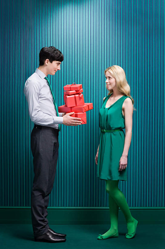 西方人,两个人,站,竖图,室内,白天,侧面,衬衫,裙子,爱情,礼盒,礼物,欧洲,欧洲人,一堆,握,阴影,堆叠,堆积,蓝色背景,连衣裙,服装,反射,影子,纸盒,浪漫,拿,拿着,注视,袜子,相视,盒子,衣服,红色,绿色,包装盒,礼品盒,观察,看,站着,温暖,温馨,面对面,恩爱,握着,恋人,摄影,服饰,礼品,影棚,观看,堆,对视,长袜,和睦,察看,互视,衣着,穿着,关注,相对,长筒袜,相看,衣饰,长统袜,男人,男性,年轻男性,年轻女性,女人,女性,白种人,情侣,站立,彩图,全身,影棚拍摄,衬衣,拍摄,伴侣,融洽