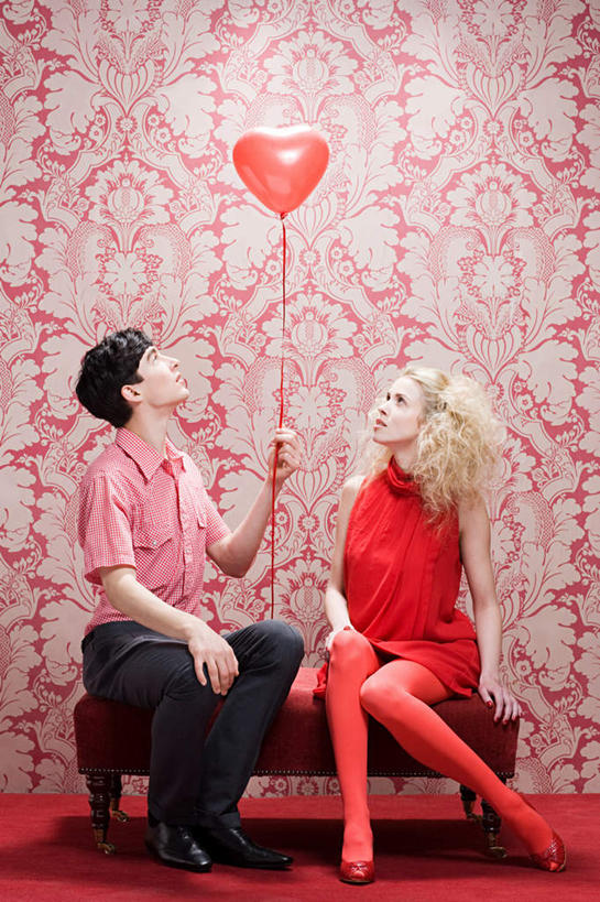 西方人,两个人,坐,竖图,室内,白天,正面,衬衫,裙子,爱情,壁纸,椅子,欧洲,欧洲人,握,连衣裙,服装,爱心,装饰,塑料,墙,浪漫,拿,拿着,注视,墙壁,墙面,一个,衣服,红色,气球,塑料制品,观察,看,温暖,温馨,心形,橡胶,恩爱,握着,恋人,摄影,服饰,影棚,单个,观看,华丽,修饰,点缀,和睦,察看,衣着,穿着,关注,橡胶制品,衬托,美观,雅致,雅观,衣饰,男人,男性,年轻男性,年轻女性,女人,女性,白种人,心型,情侣,墙纸,抬头,仰头,坐着,彩图,全身,影棚拍摄,衬衣,拍摄,伴侣,融洽