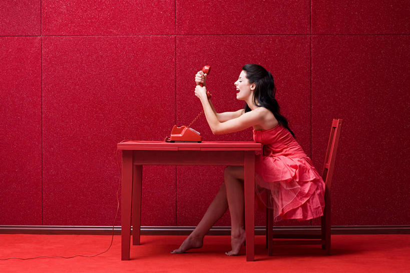 西方人,一个人,坐,打电话,横图,室内,白天,侧面,裙子,桌面,桌子,电话,椅子,欧洲,欧洲人,仅一个年轻女性,仅一个女性,仅一个人,握,红色背景,连衣裙,木制,木椅,墙,拿,大喊,拿着,注视,通讯设备,墙壁,墙面,红色,话筒,木制品,观察,看,张嘴,电话线,握着,摄影,影棚,观看,大叫,察看,固定电话,关注,张大嘴巴,大呼,交流,年轻女性,女人,女性,白种人,电话机,张开嘴,沟通,通话,坐着,彩图,全身,影棚拍摄,拍摄