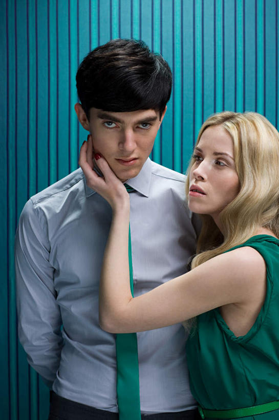 西方人,两个人,站,摸,竖图,室内,白天,正面,衬衫,裙子,爱情,欧洲,欧洲人,抚摸,蓝色背景,连衣裙,服装,领带,浪漫,注视,衣服,绿色,观察,看,站着,温暖,温馨,恩爱,恋人,摄影,服饰,影棚,观看,和睦,察看,象征,衣着,庄重,穿着,关注,身份,正式,地位,衣饰,男人,男性,年轻男性,年轻女性,女人,女性,白种人,情侣,触摸,接触,站立,半身,彩图,影棚拍摄,衬衣,拍摄,伴侣,融洽