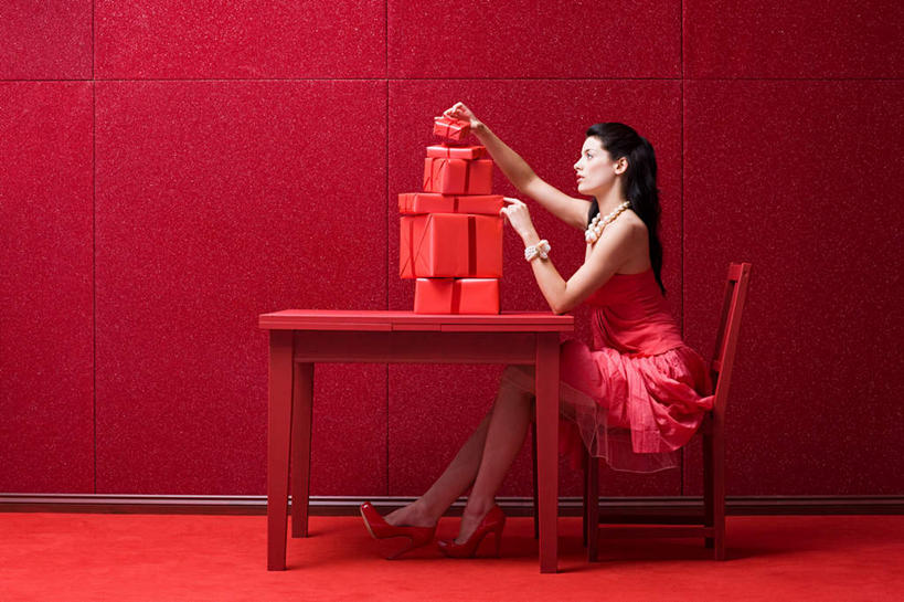 西方人,一个人,坐,横图,室内,白天,侧面,裙子,桌面,桌子,礼盒,礼物,椅子,欧洲,欧洲人,仅一个年轻女性,仅一个女性,仅一个人,一堆,握,堆叠,堆积,红色背景,连衣裙,木制,纸盒,木椅,拿,拿着,注视,盒子,红色,包装盒,木制品,礼品盒,观察,看,握着,摄影,礼品,影棚,观看,堆,察看,关注,年轻女性,女人,女性,白种人,坐着,彩图,全身,影棚拍摄,拍摄