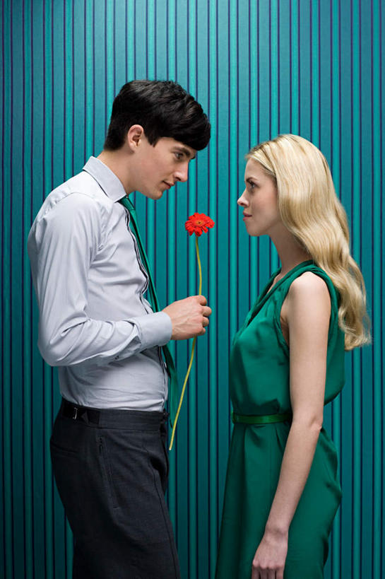 西方人,两个人,站,竖图,室内,白天,侧面,衬衫,裙子,爱情,幸福,纯洁,热情,玫瑰,欧洲,欧洲人,握,蓝色背景,连衣裙,服装,盛开,玫瑰花,领带,浪漫,拿,花蕾,拿着,注视,相视,花,花瓣,花朵,鲜花,一朵,衣服,红色,绿色,花苞,花蕊,观察,看,站着,温暖,温馨,面对面,恩爱,握着,恋人,摄影,服饰,影棚,观看,对视,和睦,察看,互视,象征,衣着,庄重,穿着,关注,相对,身份,感动,相看,尊敬,正式,地位,衣饰,天真,刺玫花,徘徊花,男人,男性,年轻男性,年轻女性,女人,女性,白种人,情侣,站立,半身,彩图,影棚拍摄,衬衣,拍摄,伴侣,融洽