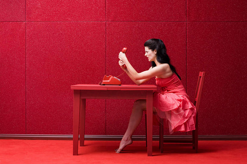 西方人,一个人,坐,打电话,横图,室内,白天,侧面,裙子,桌面,桌子,电话,椅子,欧洲,欧洲人,仅一个年轻女性,仅一个女性,仅一个人,握,红色背景,连衣裙,木制,木椅,墙,拿,拿着,注视,通讯设备,墙壁,墙面,红色,话筒,木制品,观察,看,电话线,握着,摄影,影棚,观看,察看,固定电话,关注,交流,年轻女性,女人,女性,白种人,电话机,沟通,通话,坐着,彩图,全身,影棚拍摄,拍摄
