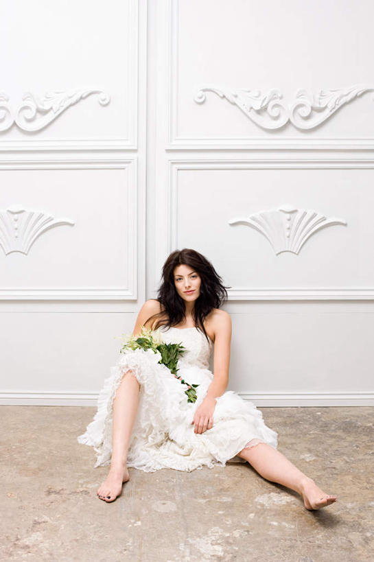 西方人,一个人,新娘,坐,竖图,室内,白天,正面,婚纱,婚礼,快乐,欧洲,欧洲人,仅一个年轻女性,仅一个女性,仅一个人,握,庆祝,装饰,盛开,雕刻,捧花,手捧花,墙,结婚,拿,花蕾,拿着,注视,光脚,墙壁,墙面,花,花瓣,花朵,鲜花,白色,花束,花苞,花蕊,观察,看,喜庆,赤脚,握着,观看,纪念,华丽,修饰,点缀,察看,关注,衬托,美观,雅致,雅观,雕镂,雕琢,镌刻,婚礼捧花,年轻女性,女人,女性,白种人,坐着,彩图,全身,婚礼服,礼服,高兴