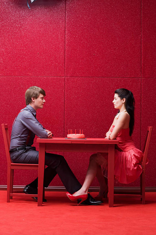 点心,西方人,两个人,坐,竖图,室内,白天,侧面,衬衫,裙子,爱情,桌面,桌子,蜡烛,椅子,欧洲,欧洲人,阴影,红色背景,连衣裙,服装,光线,木制,火焰,影子,烛光,木椅,食品,浪漫,燃烧,注视,文化,相视,食物,糕点,衣服,红色,木制品,生日蛋糕,点燃,观察,看,祈祷,温暖,温馨,面对面,恩爱,许愿,恋人,摄影,服饰,影棚,观看,纪念,对视,祈求,和睦,察看,互视,衣着,穿着,关注,相对,相看,衣饰,平安,男人,男性,年轻男性,年轻女性,女人,女性,白种人,情侣,坐着,彩图,全身,影棚拍摄,衬衣,拍摄,伴侣,融洽,蛋糕