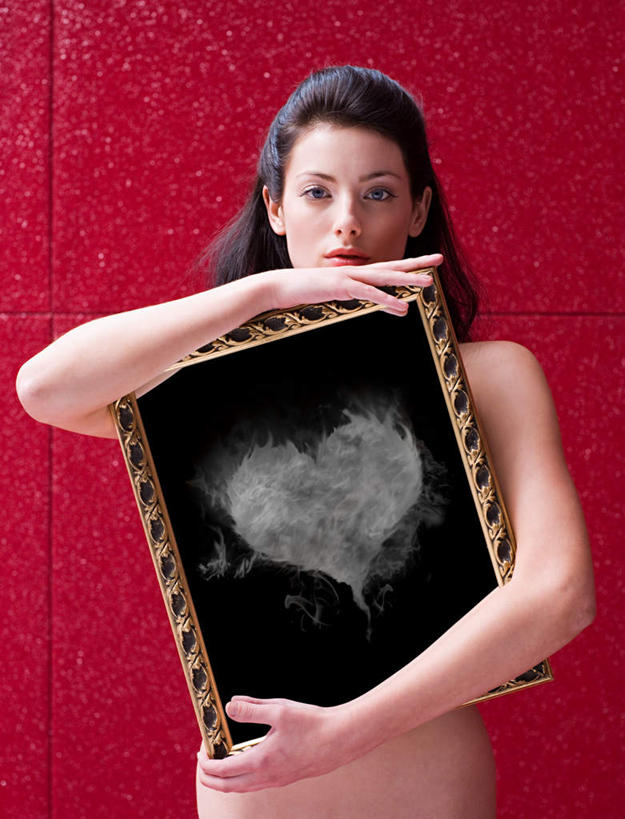 西方人,一个人,站,吸烟,竖图,照片,室内,白天,正面,爱情,欧洲,欧洲人,仅一个年轻女性,仅一个女性,仅一个人,握,红色背景,爱心,浪漫,拿,拿着,注视,裸露,观察,看,站着,温暖,温馨,心形,恩爱,握着,遮,遮掩,摄影,影棚,观看,和睦,察看,掩盖,遮挡,关注,裸,遮盖,掩饰,年轻女性,女人,女性,白种人,心型,相片,抽烟,站立,半身,彩图,影棚拍摄,拍摄,照相,融洽