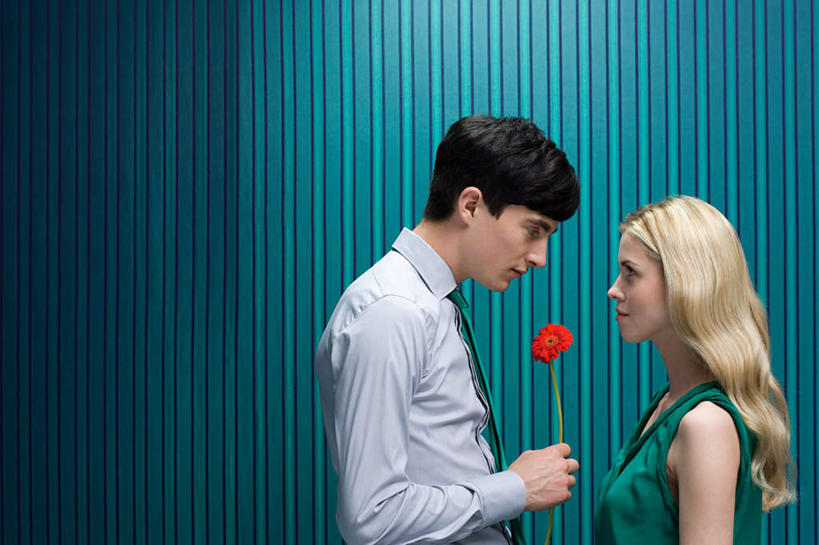 西方人,两个人,站,横图,室内,白天,侧面,衬衫,裙子,爱情,幸福,纯洁,热情,玫瑰,欧洲,欧洲人,握,蓝色背景,连衣裙,服装,盛开,玫瑰花,领带,浪漫,拿,花蕾,拿着,注视,相视,花,花瓣,花朵,鲜花,一朵,衣服,红色,绿色,花苞,花蕊,观察,看,站着,温暖,温馨,面对面,恩爱,握着,恋人,摄影,服饰,影棚,观看,对视,和睦,察看,互视,象征,衣着,庄重,穿着,关注,相对,身份,感动,相看,尊敬,正式,地位,衣饰,天真,刺玫花,徘徊花,男人,男性,年轻男性,年轻女性,女人,女性,白种人,情侣,站立,半身,彩图,影棚拍摄,衬衣,拍摄,伴侣,融洽