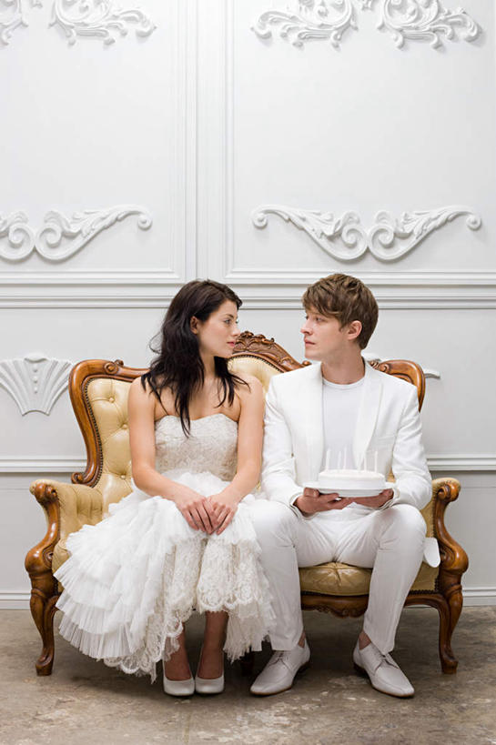 点心,西方人,两个人,家庭,夫妻,新娘,新郎,坐,笑,微笑,露齿笑,竖图,室内,白天,正面,婚纱,西装,爱情,婚礼,快乐,蜡烛,椅子,欧洲,欧洲人,握,阴影,套装,正装,庆祝,装饰,光线,雕刻,火焰,影子,烛光,墙,食品,结婚,浪漫,燃烧,拿,拿着,注视,职业装,文化,墙壁,墙面,食物,糕点,白色,生日蛋糕,点燃,观察,看,祈祷,温暖,温馨,喜庆,一家人,恩爱,握着,许愿,恋人,观看,纪念,华丽,修饰,祈求,点缀,和睦,察看,关注,衬托,美观,雅致,雅观,雕镂,雕琢,镌刻,平安,男人,男性,年轻男性,年轻女性,女人,女性,白种人,年轻人,夫妇,情侣,坐着,彩图,全身,婚礼服,礼服,高兴,伴侣,融洽,蛋糕