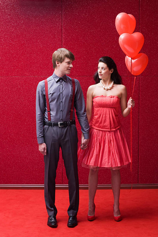 西方人,两个人,站,握手,竖图,室内,白天,正面,衬衫,裙子,爱情,欧洲,欧洲人,握,红色背景,连衣裙,服装,爱心,装饰,塑料,浪漫,拿,拿着,三个,衣服,红色,气球,塑料制品,站着,温暖,温馨,心形,橡胶,恩爱,握着,恋人,摄影,服饰,影棚,华丽,修饰,点缀,和睦,衣着,穿着,橡胶制品,衬托,美观,雅致,雅观,衣饰,男人,男性,年轻男性,年轻女性,女人,女性,白种人,心型,情侣,搀手,拉手,手搀手,手拉手,手牵手,手握手,站立,彩图,全身,影棚拍摄,衬衣,拍摄,伴侣,融洽