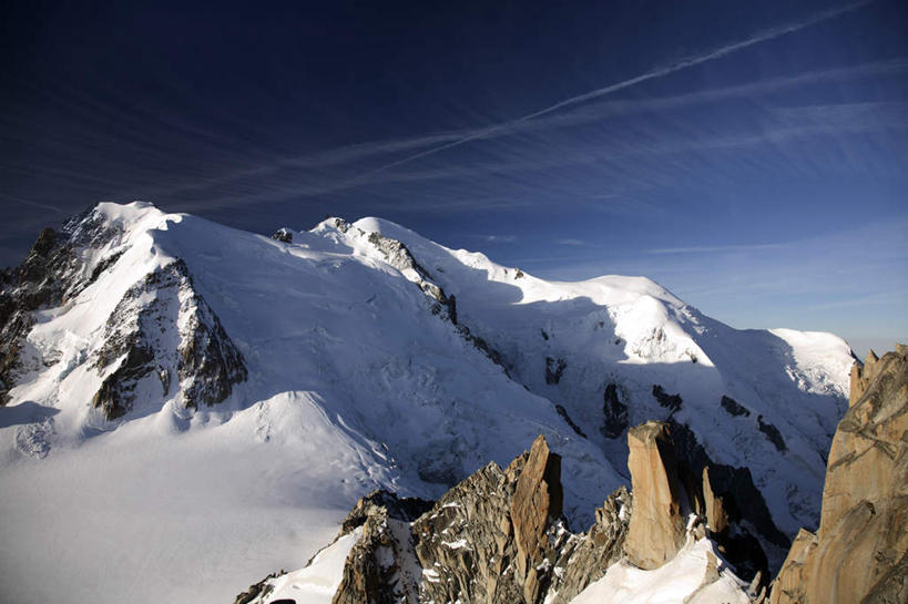 无人,横图,室外,白天,正面,旅游,度假,石头,美景,山,雪,雪山,大雪,法国,欧洲,阿尔卑斯山,阴影,光线,石子,影子,冰,积雪,景观,山顶,山峰,雪景,云,云朵,冬季,冬天,山峦,云彩,娱乐,蓝色,白云,蓝天,天空,阳光,自然,天,享受,休闲,景色,放松,寒冷,晴朗,冰冷,自然风光,勃朗峰,法兰西共和国,法兰西第五共和国,严寒,冰凉,酷寒,凛冽,凛凛,极冷,颠峰,极峰,石块,岩石,晴空,彩图