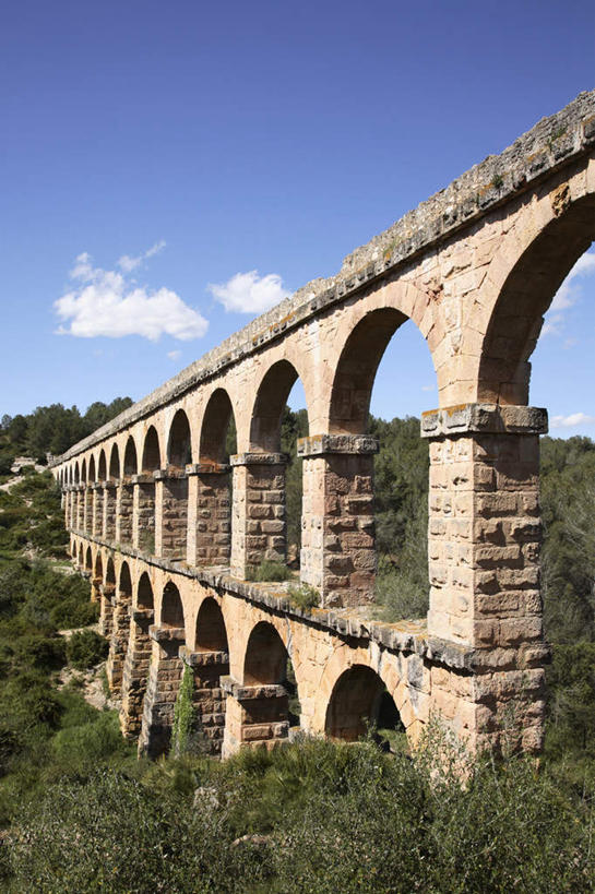 无人,竖图,俯视,室外,白天,旅游,度假,石头,名胜古迹,森林,树林,植物,门,标志建筑,地标,建筑,西班牙,欧洲,阴影,遗迹,光线,石子,影子,云,云朵,拱门,桥,云彩,古迹,文物,娱乐,建设,古建筑,石桥,拱桥,栈桥,树,树木,蓝色,绿色,白云,蓝天,天空,阳光,自然,门框,天,享受,休闲,旅游胜地,放松,拱形,生长,晴朗,成长,人行桥,石拱桥,南欧,古文明,西班牙王国,塔拉戈纳,塔拉戈纳省,石块,晴空,彩图,高角度拍摄