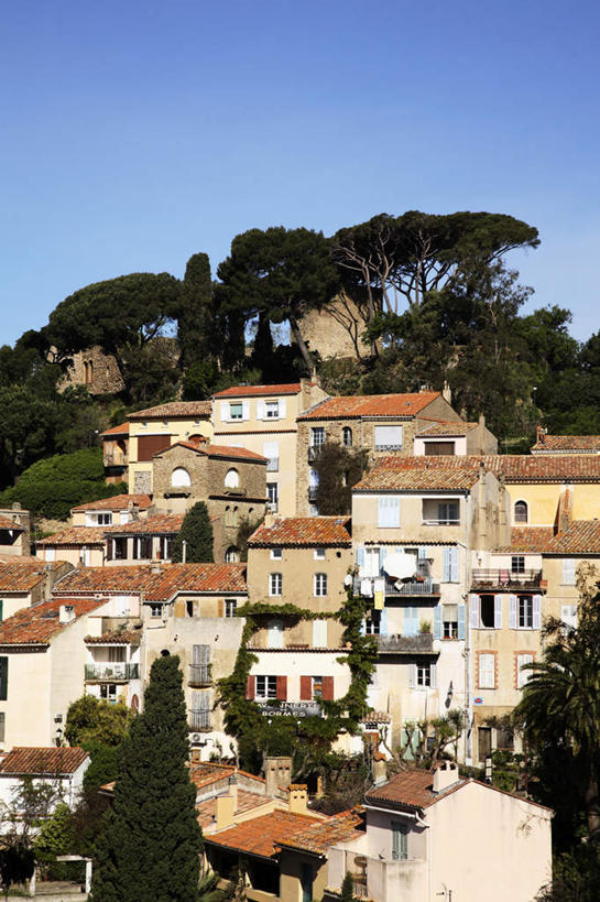 无人,家,竖图,俯视,航拍,室外,白天,旅游,度假,美景,山,山脉,植物,建筑,法国,欧洲,阴影,光线,瓦片,影子,房屋,屋顶,屋子,景观,山峰,山峦,顶棚,瓦,娱乐,楼房,住宅,树,树木,蓝色,绿色,蓝天,天空,阳光,自然,群山,天,享受,休闲,景色,放松,建造,生长,晴朗,成长,普罗旺斯,鸟瞰,自然风光,屋瓦,万里无云,法兰西共和国,法兰西第五共和国,普罗旺斯省,晴空,晴空万里,彩图,高角度拍摄,房子