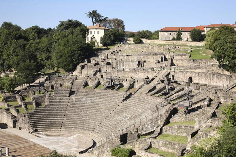 无人,家,横图,俯视,航拍,室外,白天,旅游,度假,石头,名胜古迹,植物,楼梯,标志建筑,地标,建筑,法国,欧洲,阴影,遗迹,光线,石子,影子,房屋,阶梯,屋子,古迹,文物,娱乐,建设,古建筑,楼房,废墟,台阶,住宅,树,树木,蓝色,绿色,蓝天,天空,阳光,自然,天,享受,休闲,旅游胜地,放松,生长,晴朗,成长,鸟瞰,古文明,万里无云,法兰西共和国,里昂,法兰西第五共和国,石块,岩石,晴空,晴空万里,彩图,高角度拍摄,房子