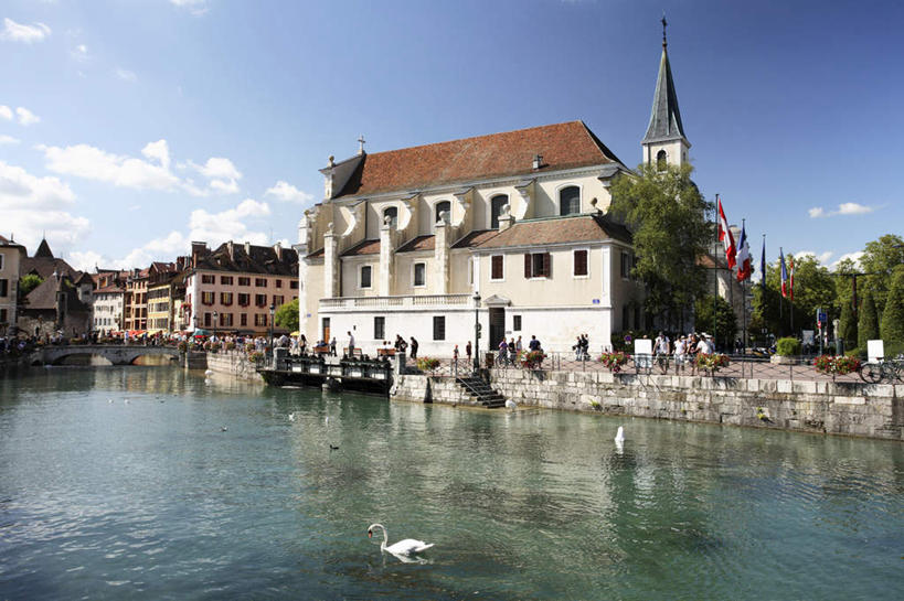 无人,家,教堂,横图,室外,白天,正面,旅游,度假,河流,水,植物,标志建筑,地标,建筑,鸟,野生动物,天鹅,法国,欧洲,阴影,波纹,节日,光线,鸟类,影子,房屋,屋子,河水,水流,云,云朵,公寓,涟漪,云彩,文化,娱乐,建设,洋房,楼房,住宅,树,树木,一只,蓝色,绿色,白云,倒影,蓝天,水纹,天空,阳光,自然,动物,波浪,天,祈祷,享受,休闲,健康,旅游胜地,放松,可爱,许愿,宗教,信仰,生长,晴朗,成长,纪念,祈求,倒映,基督教,天主教,信念,法兰西共和国,水晕,法兰西第五共和国,反照,上萨瓦省,上萨瓦,平安,晴空,鹄,彩图,全身,房子,大教堂,礼拜堂,罗讷.阿尔卑斯,罗讷.阿尔卑斯大区