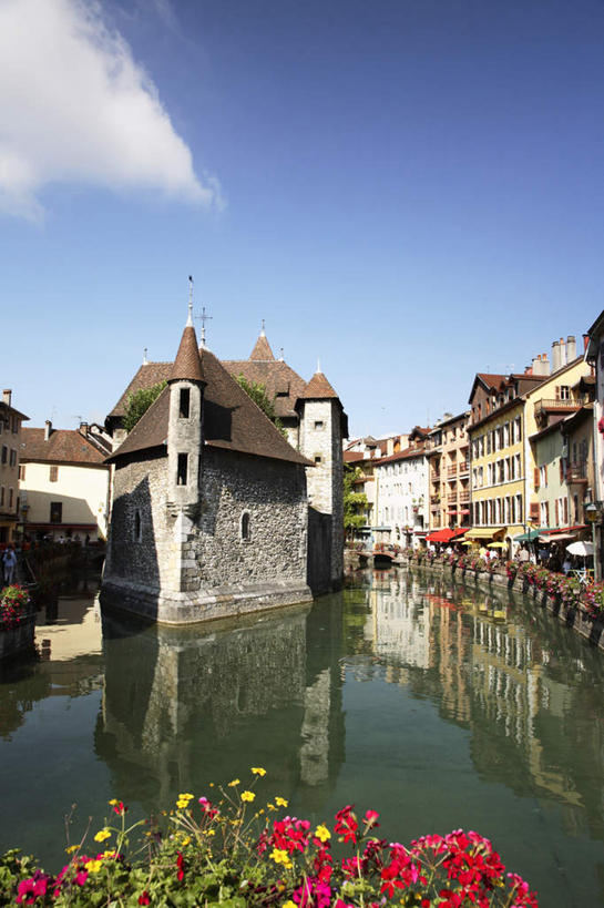 无人,家,竖图,室外,白天,正面,度假,河流,美景,水,窗户,城市风光,城市,法国,欧洲,阴影,波纹,盛开,光线,影子,房屋,墙,屋子,河水,景观,水流,云,云朵,公寓,涟漪,花蕾,云彩,娱乐,洋房,楼房,玻璃窗,墙壁,墙面,住宅,花,花瓣,花朵,鲜花,蓝色,白云,倒影,蓝天,水纹,天空,阳光,波浪,天,花苞,花蕊,享受,休闲,景色,放松,晴朗,倒映,法兰西共和国,水晕,法兰西第五共和国,反照,上萨瓦省,上萨瓦,晴空,彩图,房子,罗讷.阿尔卑斯,罗讷.阿尔卑斯大区